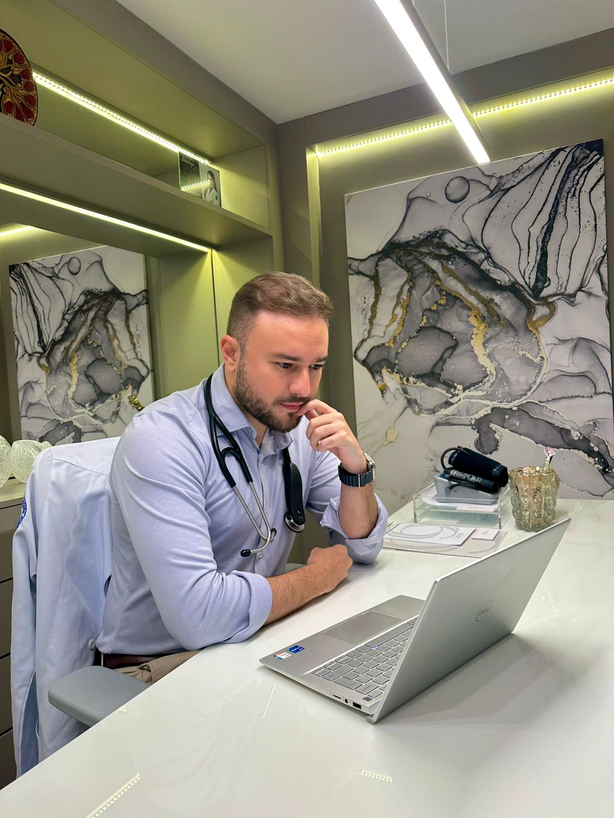 Dr. Jhayme Farias em atendimento no consultorio